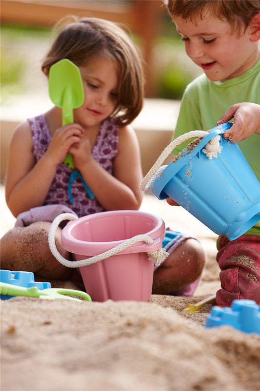 ¿Qué beneficios tiene jugar con agua para los pequeños de la casa?