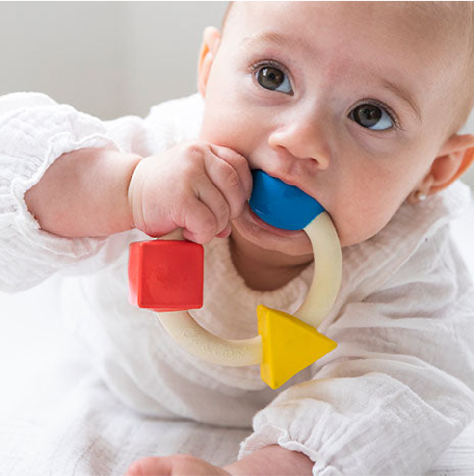 Bebé mordiendo un mordedor para 0-6 meses de edad