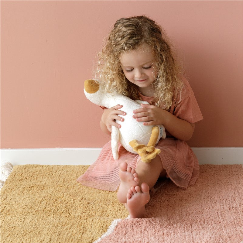 Niña de 2 años con una oca de peluche