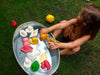 Niña jugando con mordedores de Oli&Carol