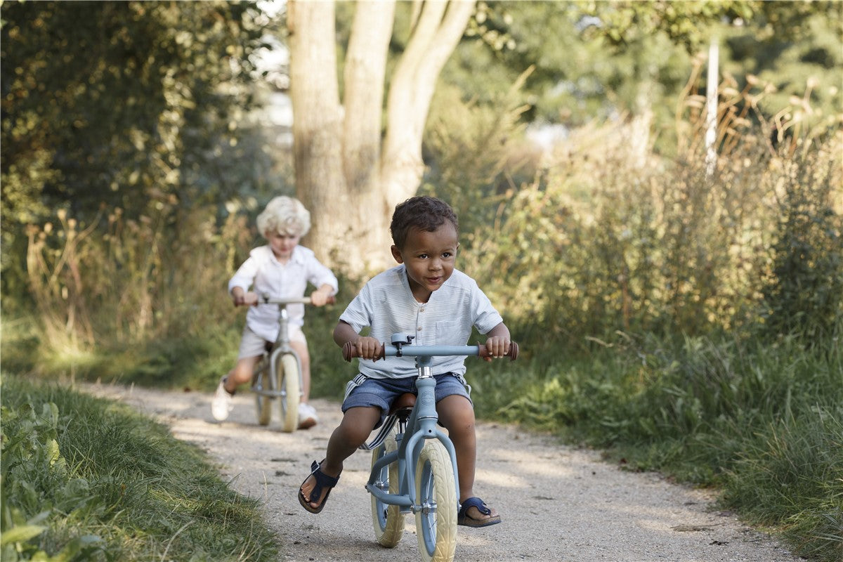 Niños con bicicleta equilibrio azul little dutch