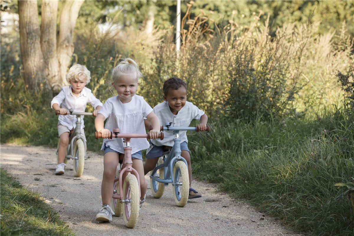 Niños con bicicletas equilibrio little dutch