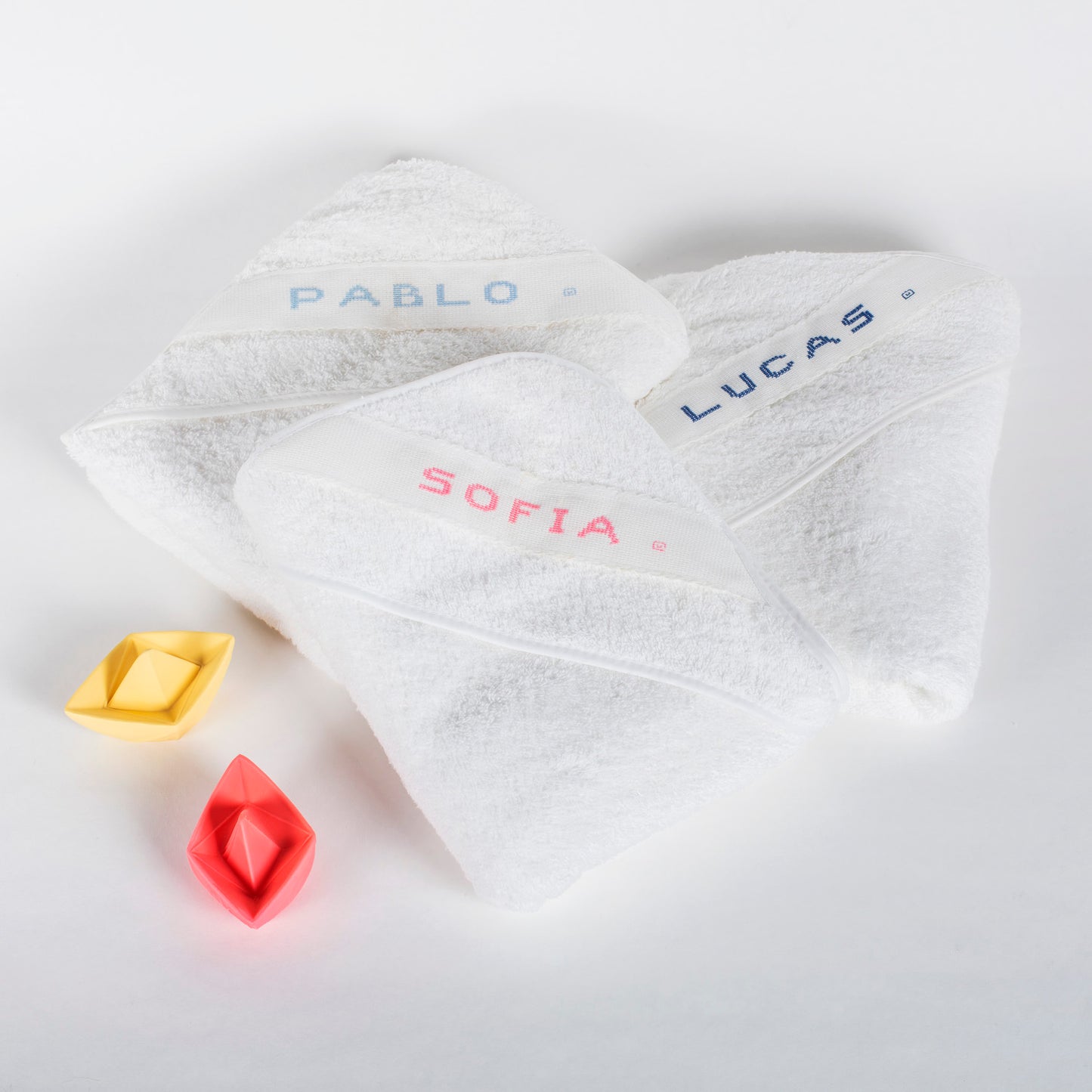 Capas de baño para bebé bordadas con el nombre en diferentes colores