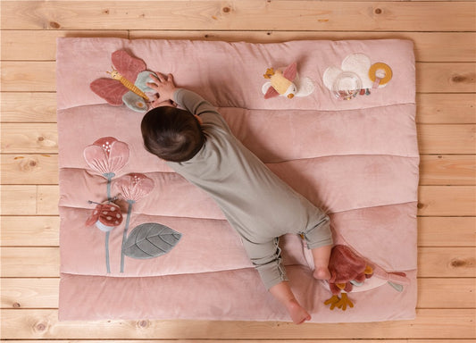 Manta de actividades rosa de Little Dutch con un bebé de 6 meses